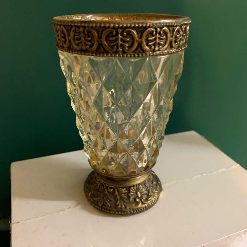 Small vanity bathroom accessory cup holder